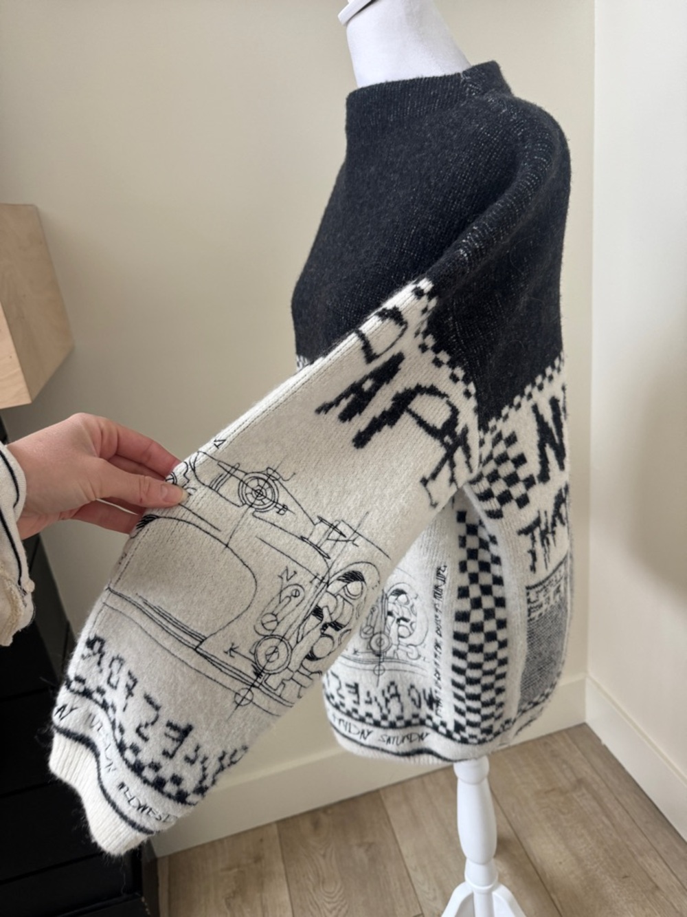Black & White Graphic Knit Sweater - Unbranded - Picture 6 of 9